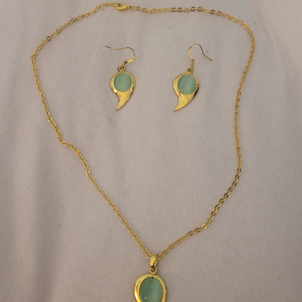 Elegant Gold and Green Jewelry Set